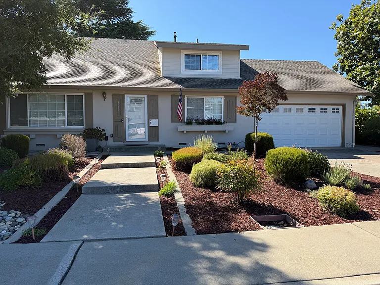 1812 Harding Ct — Photo 1