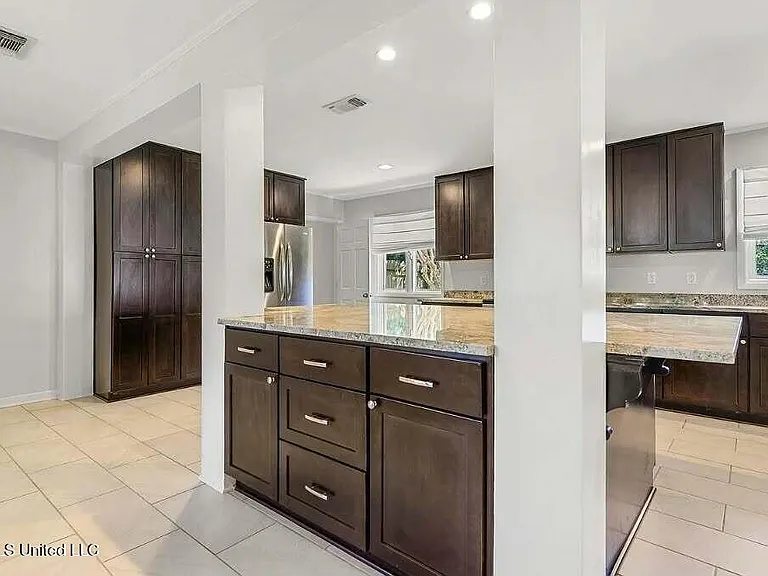 223 Woodbine Dr — Photo 8