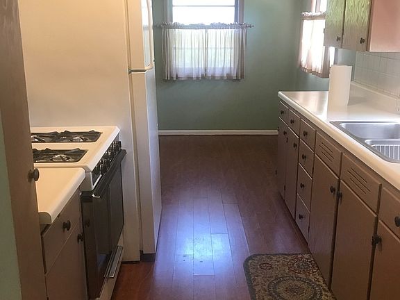 3rd image of 215 NW Washington St