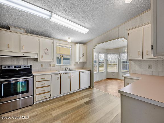 5th image of 2387 Coconut Palm Dr NE