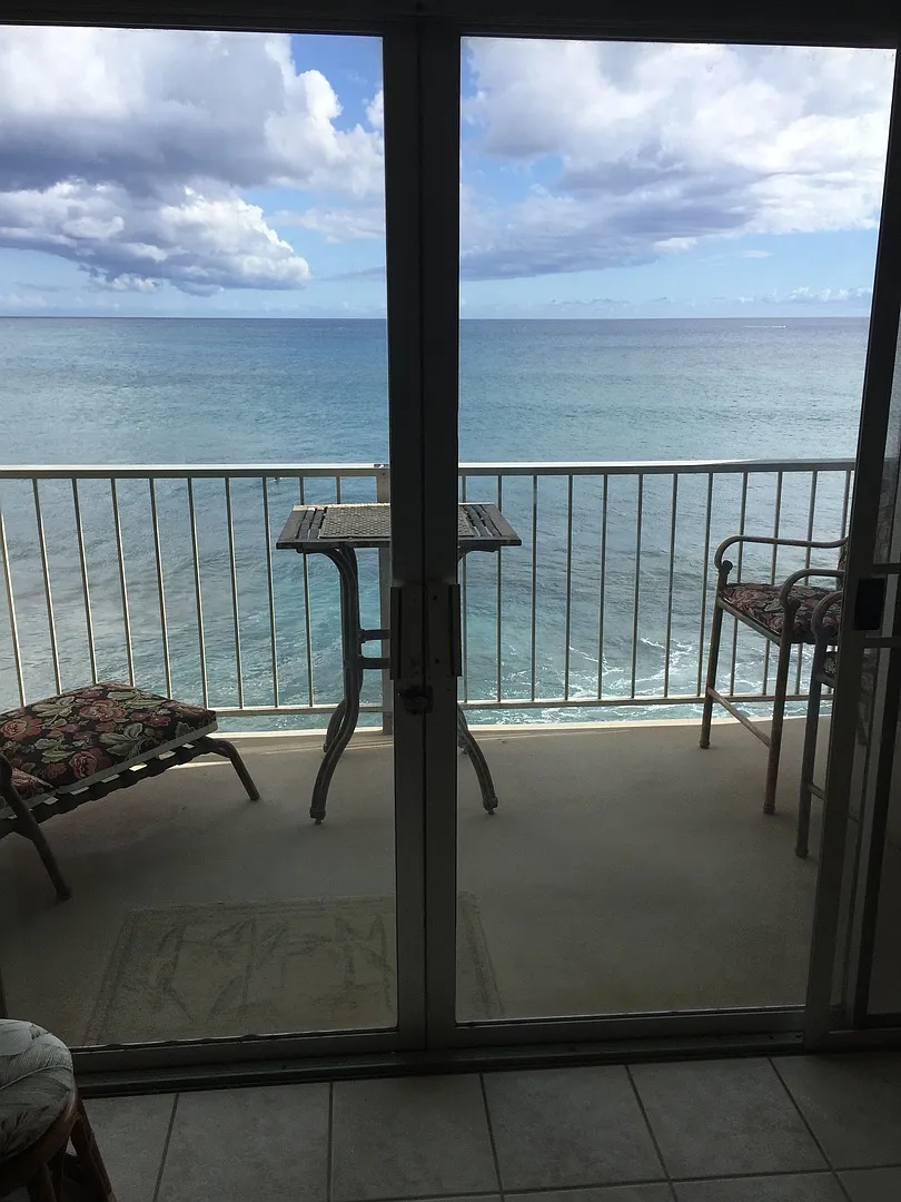 Ocean Front Makaha Shores Studio — Photo 2