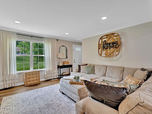 4th image of 227 Golden Rod Dr