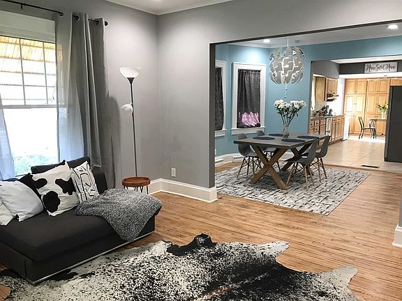 5th image of 3022 E Broadway