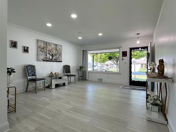 4th image of 34080 Brookshire Dr