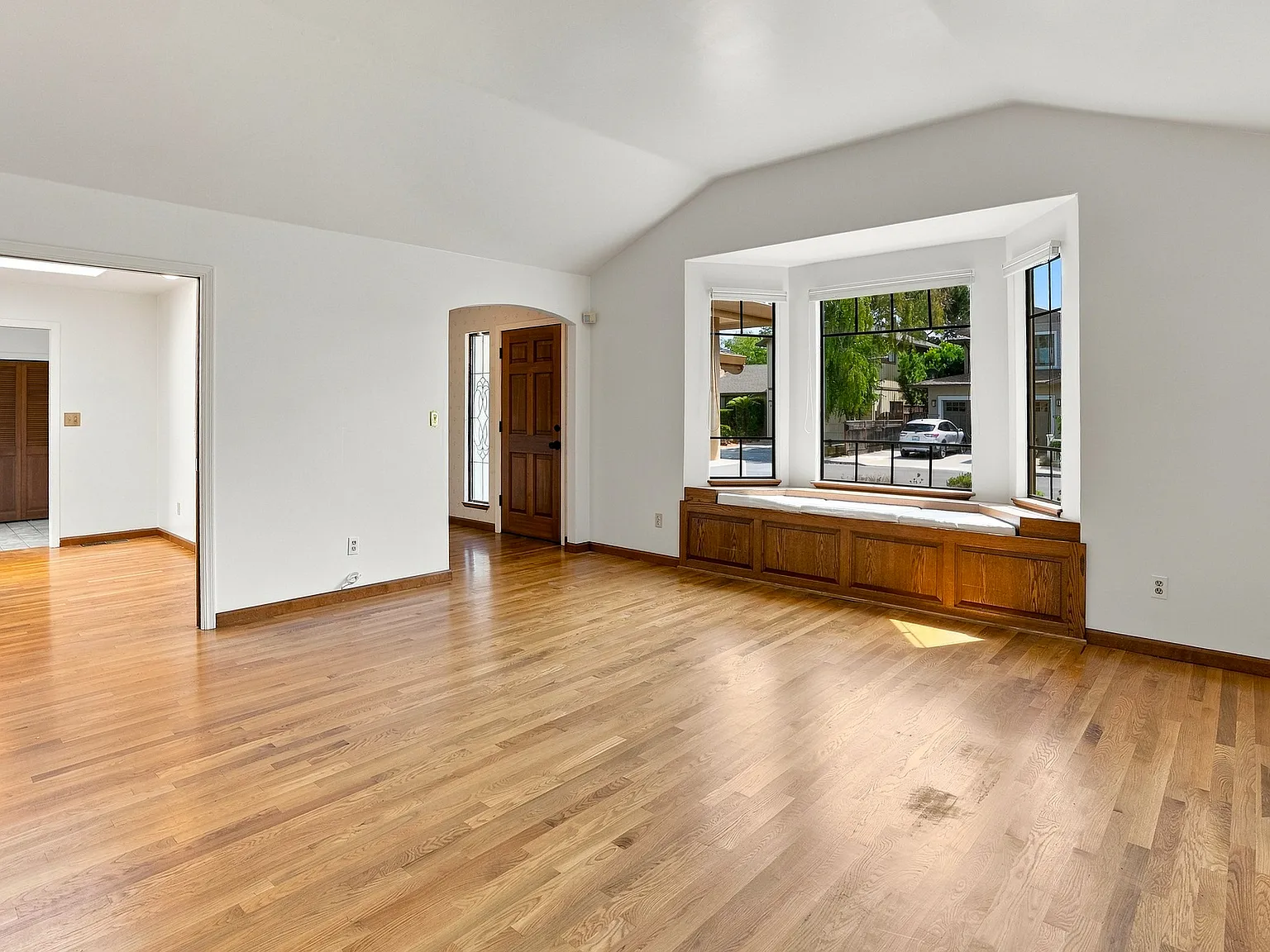 3 bed, 1603 sqft, $6,200 — Photo 3