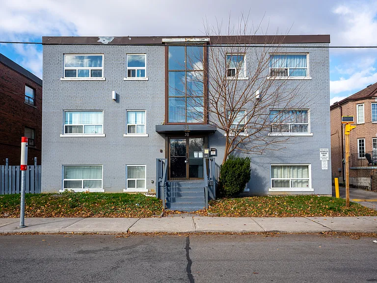 38 Lambton Ave — Photo 8