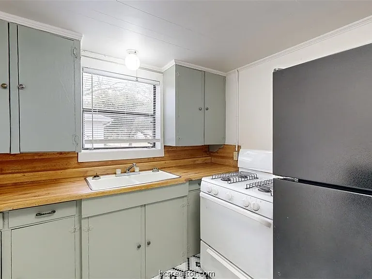 303 Montclair Ave — Photo 3