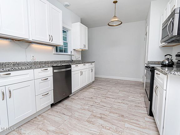 5th image of 2726 BROADWAY Avenue