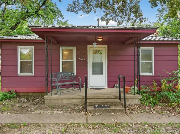 909 S Pine St, Nowata, OK 74048