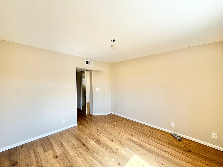 100 N Clark Dr — Photo 13