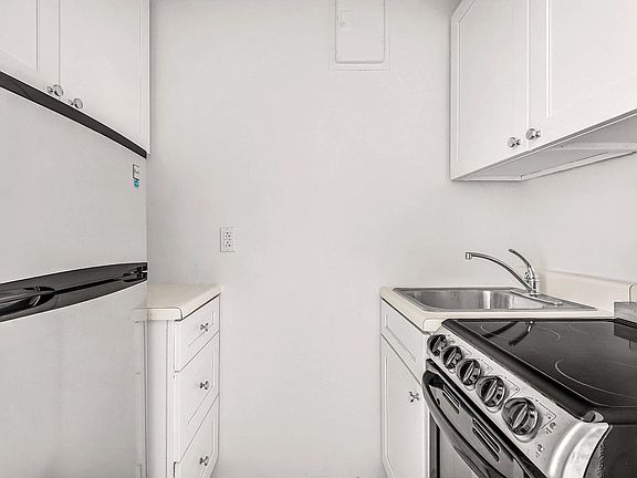 3rd image of 208 W 23rd St APT 1212
