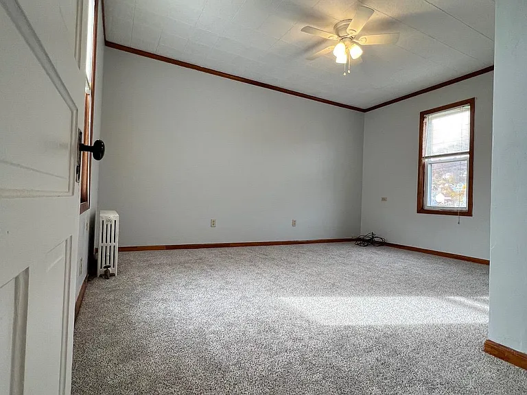 906 Lemon St — Photo 3