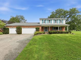 6967 Creekview Dr, Lockport, NY 14094