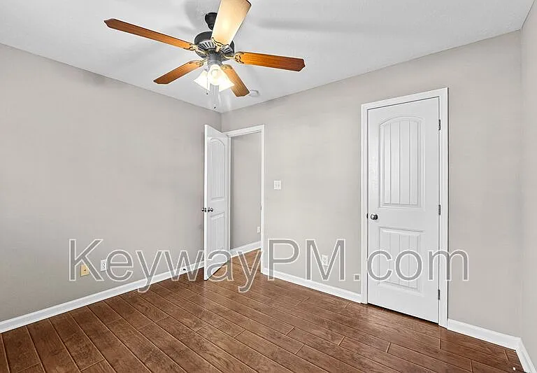 823 Whispering Willow Ct — Photo 16