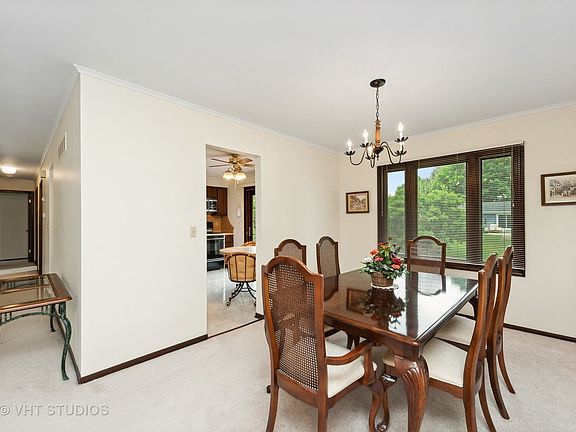 4th image of 32 Essex Ln