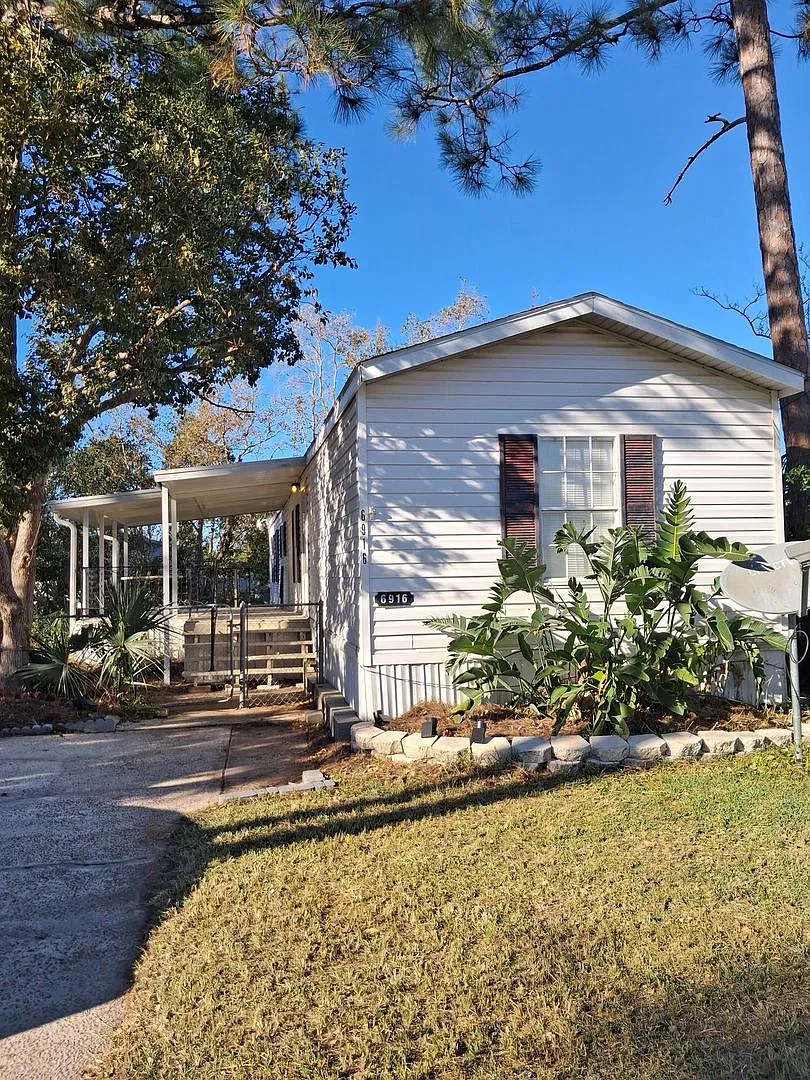 Cute 2 Bed 2 Bath Home 3 miles from the Beach!! — Photo 1