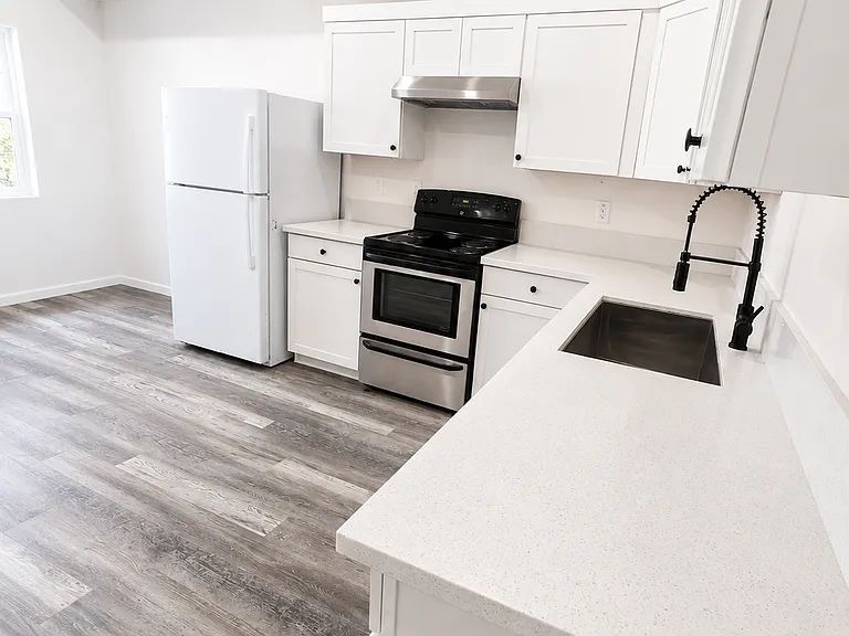224 W G St #B — Photo 1