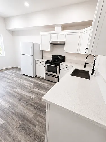 224 W G St #B Photo 1