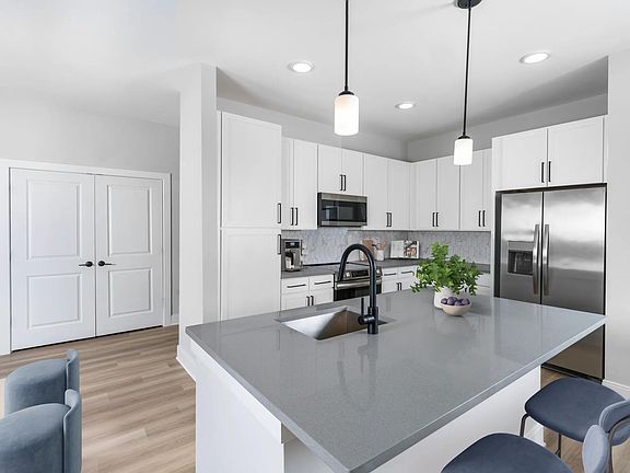 Choose your style with two distinct finish packages and enjoy a sleek ENERGY STAR stainless steel appliance package.