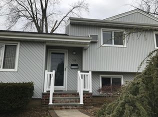 14 Chatham Ct, Hicksville, NY 11801