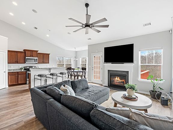 4th image of 240 Rivers Edge Cir