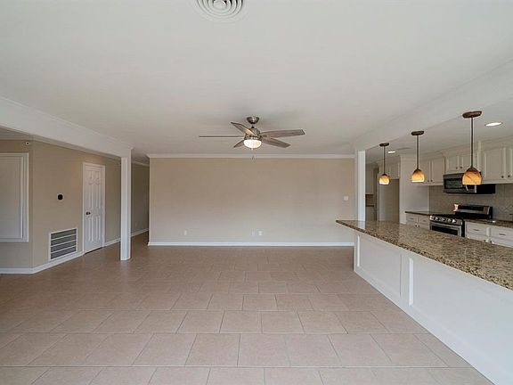 3rd image of 602 Shadylawn St
