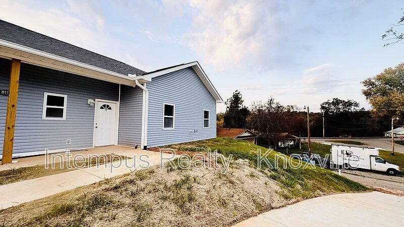 3 bed, 2.0 bath, 1114 sqft, $1,690 — Photo 3