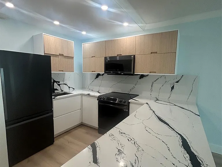 101 SE 6th Ave #5 — Photo 3
