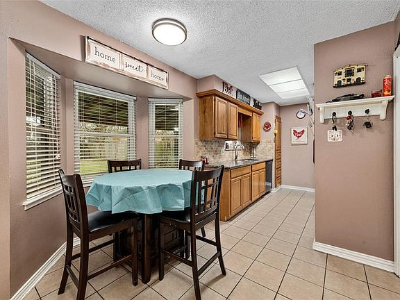 5th image of 607 Meadowglen Dr
