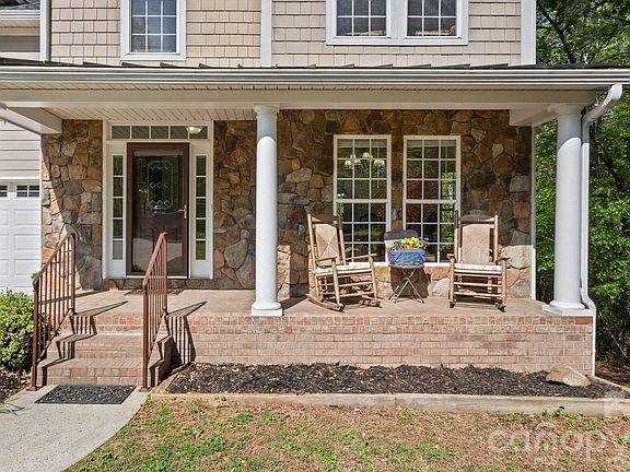 2nd image of 1520 Hawthorne Dr