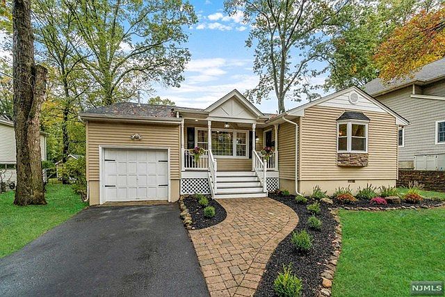 1st image of 385 Canterbury Dr