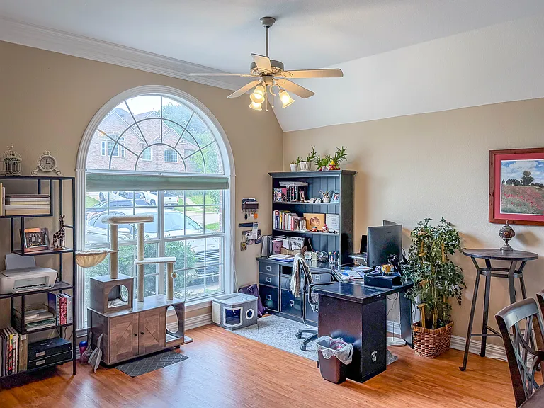920 Carousel Dr — Photo 3