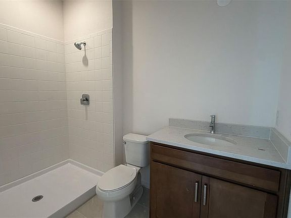 4th image of 736 FARFIELDS STREET
