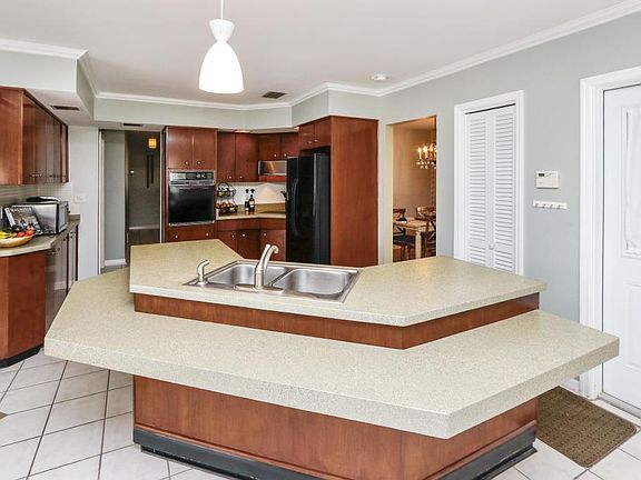 5th image of 3946 Versailles Dr