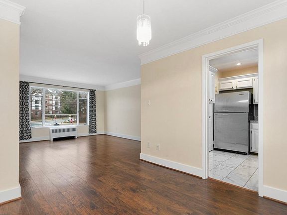 4th image of 10315 Montrose Ave