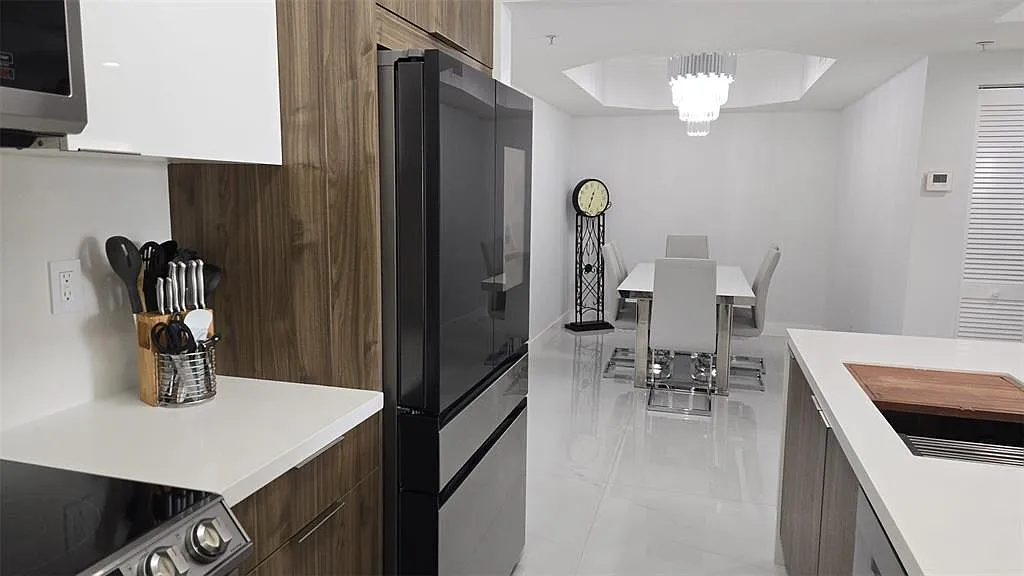 3 bed, 2.0 bath, 1330 sqft, $3,000 — Photo 2