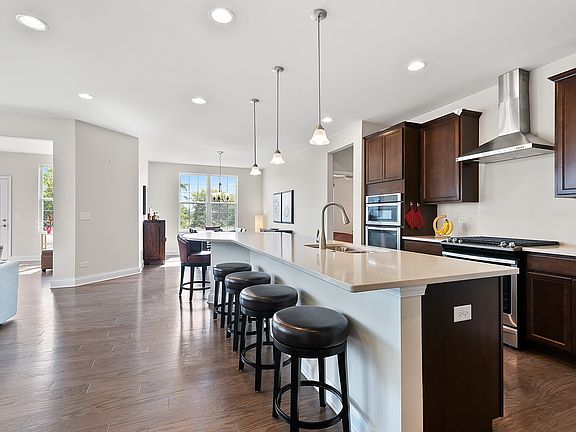 4th image of 8 Beverly Ln