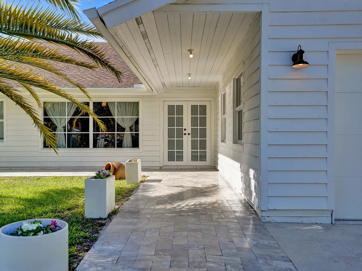 4 bed, 3.0 bath, 2514 sqft, $8,000 — Photo 2