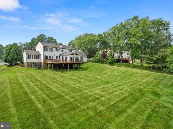 1003 Coralberry Ct, Great Falls, VA 22066