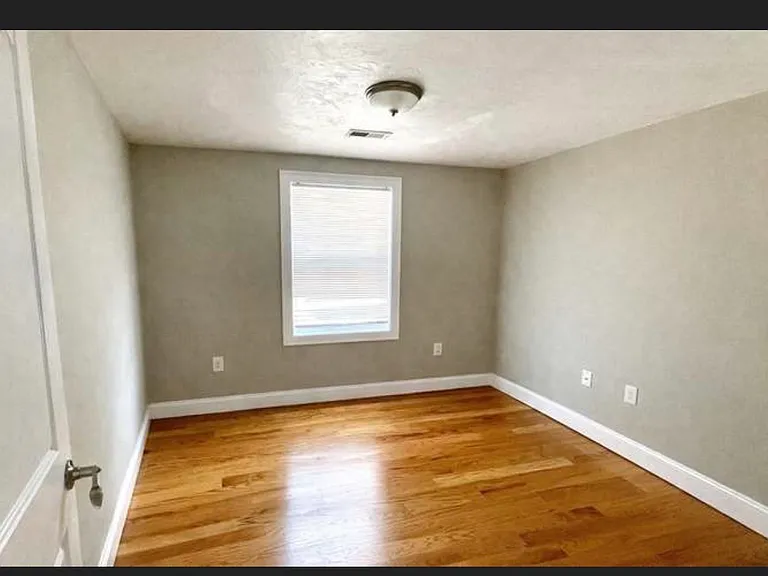 22 Tracey St — Photo 2