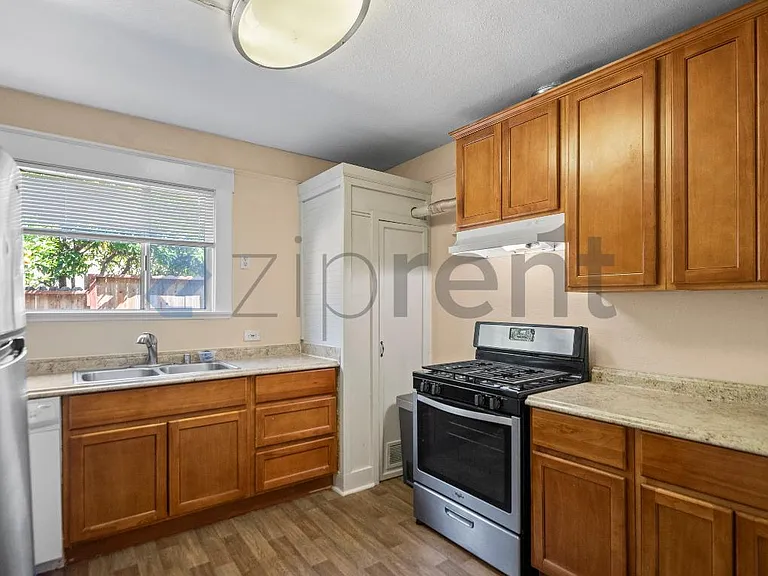 1613 Pomona Ave — Photo 10