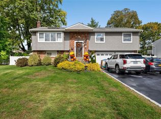5 Pebble Pl, Commack, NY 11725