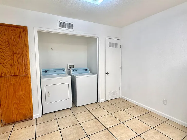 822 S Irwin St #A — Photo 7