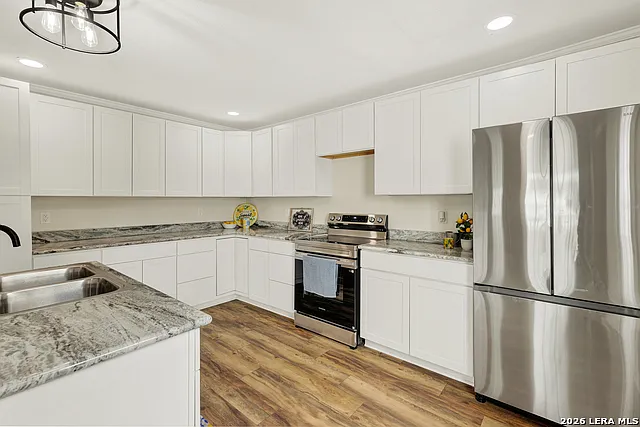 312 N Lavernia — Photo 13