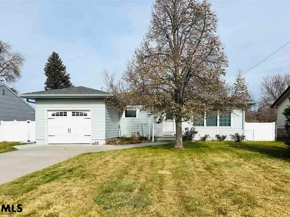 621 E 27th St, Scottsbluff, NE 69361