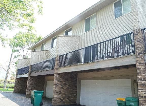 4th image of 2405 33rd Ave NE
