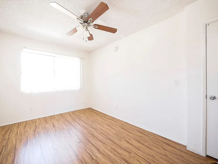 15925 Victory Blvd — Photo 38