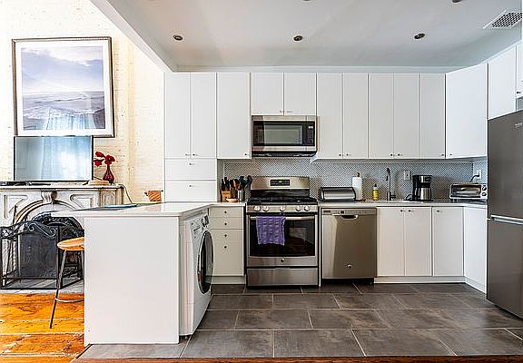 5th image of 210 E 11th St APT C