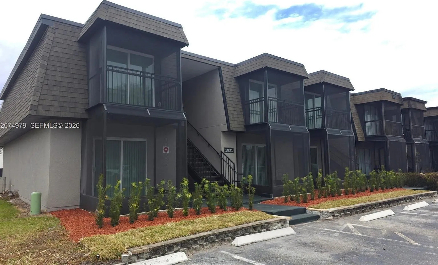 1 bed, 1.0 bath, 697 sqft, $1,270 — Photo 1