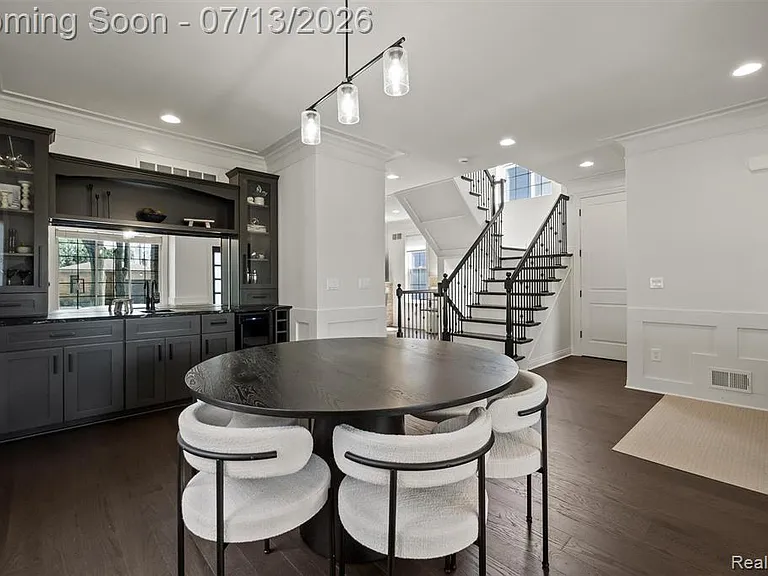 1049 Chapin Ave — Photo 7